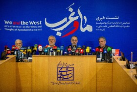 از راست، موسی نجفی، عضو شورای سیاست‌گذاری همایش، محمد اسحاقی، معاون آموزشی و پژوهشی دفتر حفظ و نشر آثار آیت‌الله خامنه‌ای، موسی حقانی، دبیر علمی همایش و محمدجواد لاریجانی، عضو شورای سیاست‌گذاری همایش در نشست خبری همایش «ما و غرب» در اندیشه مقام معظم رهبری
