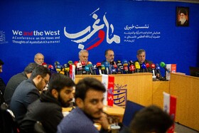 از راست، موسی نجفی، عضو شورای سیاست‌گذاری همایش، محمد اسحاقی، معاون آموزشی و پژوهشی دفتر حفظ و نشر آثار آیت‌الله خامنه‌ای، موسی حقانی، دبیر علمی همایش و محمدجواد لاریجانی، عضو شورای سیاست‌گذاری همایش در نشست خبری همایش «ما و غرب» در اندیشه مقام معظم رهبری