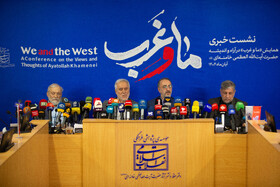 از راست، موسی نجفی، عضو شورای سیاست‌گذاری همایش، محمد اسحاقی، معاون آموزشی و پژوهشی دفتر حفظ و نشر آثار آیت‌الله خامنه‌ای، موسی حقانی، دبیر علمی همایش و محمدجواد لاریجانی، عضو شورای سیاست‌گذاری همایش در نشست خبری همایش «ما و غرب» در اندیشه مقام معظم رهبری
