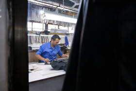 آماده کردن چرم برای تولید محصولات چرمی کار ساده‌ای نیست و به زمان، دقت و مراقبت زیادی احتیاج دارد.