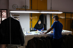 تبدیل پوست حیوانات به چرم به طور متوسط ۱۰تا ۱۵ روز زمان می‌برد. در تمامی مراحل ساخت چرم – از جمله انتخاب پوست، دباغی کردن، رنگرزی و غیره – افراد باتجربه و متخصص مشغول به کار هستند تا بتوانند چرمی باکیفیت تولید کرده و در اختیار مصرف‌کنندگان خود قرار دهند.