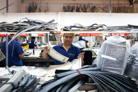 مرحله پرداخت، نقایص و خراش‌های موجود در سطح چرم را می‌پوشانند و ترمیم می‌کنند؛ این کار به دوام و زیبایی چرم و مقاومت آن در برابر رطوبت، اصطکاک و دما کمک زیادی می‌کند.