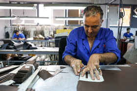 آخرین مرحله‌ی ساخت چرم، فرایند بررسی کیفیت آن خواهد بود. در این مرحله مسئولین کنترل کیفیت، چرم را با دقت مورد بررسی قرار می‌دهند. چرم آماده شده نباید مشکل رنگ، زدگی یا پارگی داشته باشد و باید به‌طورکلی سالم باشد. 