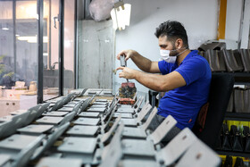 خراسان رضوی؛ صنعت چرم در ایران، از قدیمی‌ترین صنایع تبدیلی کشور به شمار می‌رود؛ صنعتی که ریشه در مهارت دباغان سنتی و ظرفیت گسترده دامداری دارد و امروز با ترکیب فناوری و تجربه، یکی از حلقه‌های مهم زنجیره تولید کشور محسوب می‌شود.