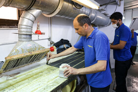 اولین کارخانه مدرن چرم‌سازی ایران در سال ۱۳۰۸ شمسی در تبریز تأسیس شد و تا سال ۱۳۲۲، تعداد کارخانجات چرم‌سازی به ۲۲ واحد افزایش یافت که نشان‌دهنده رشد سریع این صنعت بود.