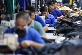 خراسان رضوی؛ صنعت چرم در ایران، از قدیمی‌ترین صنایع تبدیلی کشور به شمار می‌رود؛ صنعتی که ریشه در مهارت دباغان سنتی و ظرفیت گسترده دامداری دارد و امروز با ترکیب فناوری و تجربه، یکی از حلقه‌های مهم زنجیره تولید کشور محسوب می‌شود.