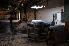 در این مرحله از نمک‌های مخصوصی به نام نمک‌های کرومی یا ماده‌ای گیاهی (یا ترکیب این دو ماده) استفاده می‌کنند؛ سپس پوست را مجدداً در دستگاه فشار قرار می‌دهند تا رطوبت باقی‌مانده‌ی آن از بین برود.