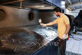 متخصصین رنگرزی مدرن، هر رنگ را با دقت تمام و با استفاده از برنامه‌های کامپیوتری انتخاب می‌کنند؛ چرا که تنها از این طریق می‌توانند برای دفعات دیگر رنگ‌آمیزی نیز همان رنگ ثابت را به دست بیاورند