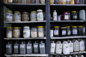 در مرحله رنگرزی به چرم رنگ اضافه می‌کنند. رنگ نهایی چرم را عموماً طبق سلیقه جامعه و مشتریان هدف طراحی می‌کنند.