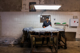 پوست گاو پس از تمیز شدن بسیار ضخیم است. به همین دلیل باید با دقت چند لایه از روی آن برش داده شود. هرکدام از این لایه‌ها برای تولید نوع خاصی از چرم مورد استفاده قرار می‌گیرند. به طور مثال پوست‌های پرزدار نزدیک به سطح برای تولید چرم نوبوک مورد استفاده قرار می‌گیرند و لایه‌های پایین‌تر برای تولید جیر کنار گذاشته می‌شوند.