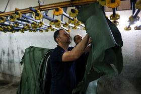 بعد از مراحل دباغی پوست به روی رگال‌ها قرار می‌گیرند برای خشک شدن.