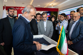 بازدید مسعود پزشکیان، رئیس جمهور از نمایشگاه دستاوردهای علمی و فناورانه جهاد دانشگاهی