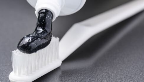 آیا خمیردندان‌ زغالی واقعا برای درخشندگی دندان موثر است؟