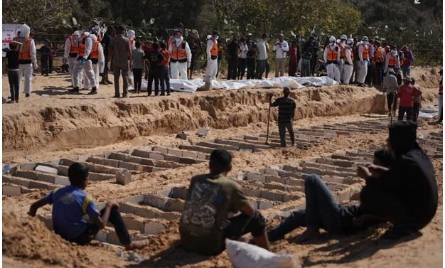 وظیفه دشوار و تلخ بیرون آوردن هزاران جسد از زیر آوار غزه