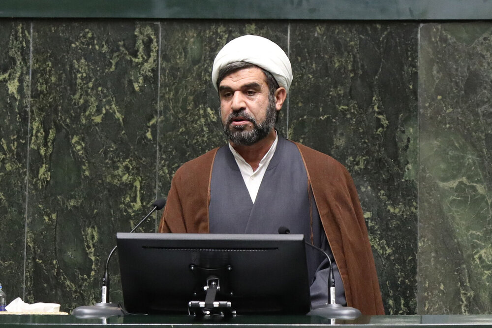 عضو کمیسیون فرهنگی: هر کسی به وحدت ملی خلل وارد کند، آب به آسیاب دشمن می‌ریزد