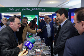 بازدید سید ستار هاشمی، وزیر ارتباطات از نمایشگاه دستاوردهای علمی و فناورانه جهاد دانشگاهی