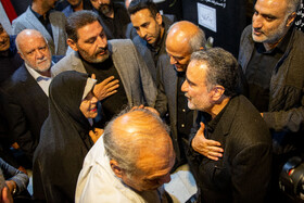 فائزه هاشمی رفسنجانی و بیژن زنگنه در مراسم ترحیم سیدمحمد تاج‌زاده