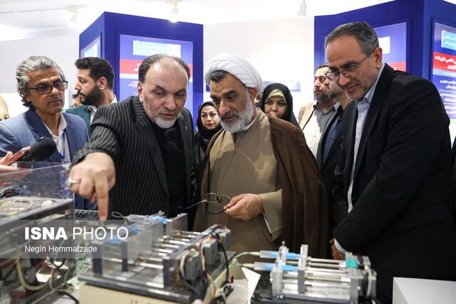 بازدید دبیر شورای‌عالی انقلاب فرهنگی از نمایشگاه دستاوردهای جهاددانشگاهی