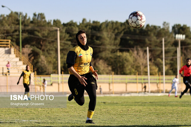 عکس آرشیوی است پیروزی خاتون بم در دیدار معوقه فوتبال زنان