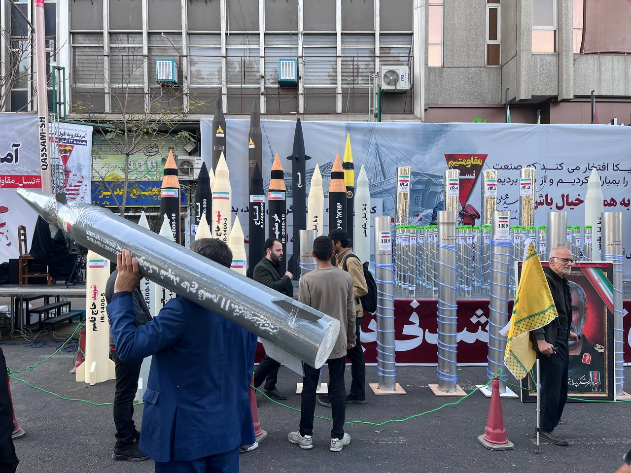 نمایش موشک و سانتریفیوژهای ایرانی در حاشیه راهپیمایی ۱۳ آبان