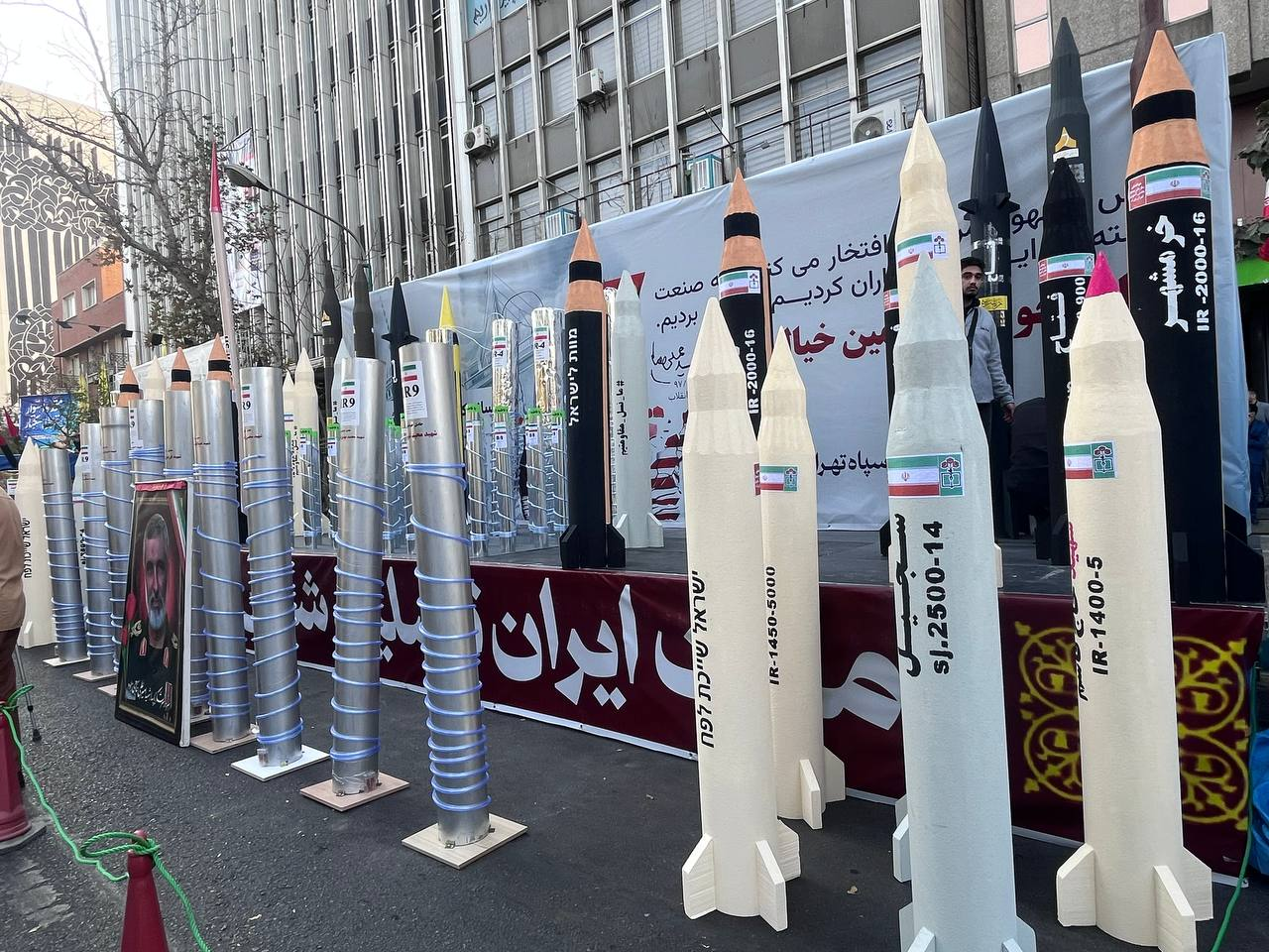 نمایش موشک و سانتریفیوژهای ایرانی در حاشیه راهپیمایی ۱۳ آبان