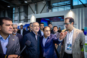 بازدید مسعود پزشکیان، رییس جمهور از اولین دوره نمایشگاه فرّ ایران