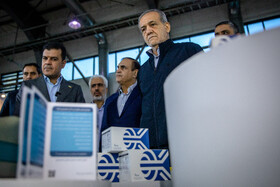 بازدید مسعود پزشکیان، رییس جمهور از اولین دوره نمایشگاه فرّ ایران