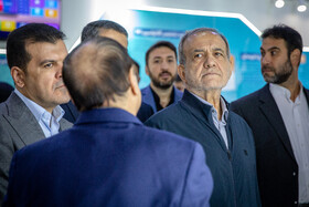 بازدید مسعود پزشکیان، رییس جمهور از اولین دوره نمایشگاه فرّ ایران