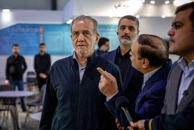 بازدید مسعود پزشکیان، رییس جمهور از اولین دوره نمایشگاه فرّ ایران