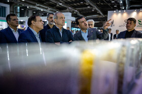 بازدید مسعود پزشکیان، رییس جمهور از اولین دوره نمایشگاه فرّ ایران