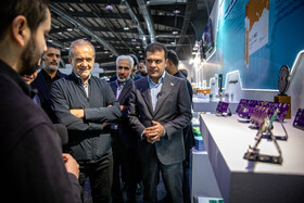 بازدید مسعود پزشکیان، رییس جمهور از اولین دوره نمایشگاه فرّ ایران