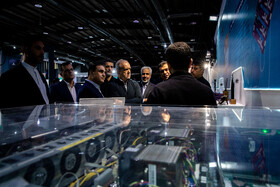 بازدید مسعود پزشکیان، رییس جمهور از اولین دوره نمایشگاه فرّ ایران