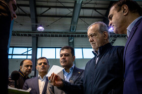 بازدید مسعود پزشکیان، رییس جمهور از اولین دوره نمایشگاه فرّ ایران