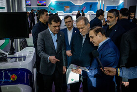 بازدید مسعود پزشکیان، رییس جمهور از اولین دوره نمایشگاه فرّ ایران