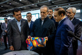 بازدید مسعود پزشکیان، رییس جمهور از اولین دوره نمایشگاه فرّ ایران