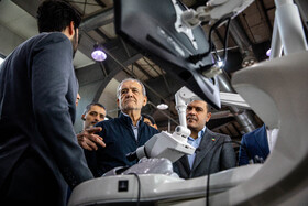 بازدید مسعود پزشکیان، رییس جمهور از اولین دوره نمایشگاه فرّ ایران