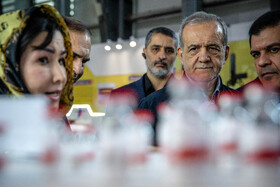 بازدید مسعود پزشکیان، رییس جمهور از اولین دوره نمایشگاه فرّ ایران