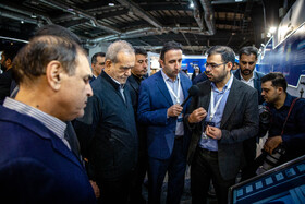 بازدید مسعود پزشکیان، رییس جمهور از اولین دوره نمایشگاه فرّ ایران