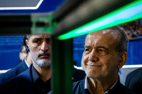 بازدید مسعود پزشکیان، رییس جمهور از اولین دوره نمایشگاه فرّ ایران