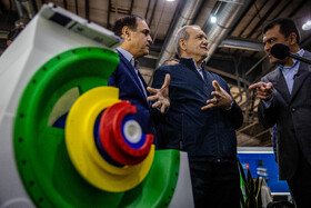 بازدید مسعود پزشکیان، رییس جمهور از اولین دوره نمایشگاه فرّ ایران