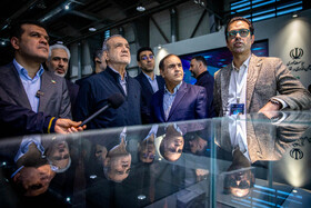 بازدید مسعود پزشکیان، رییس جمهور از اولین دوره نمایشگاه فرّ ایران