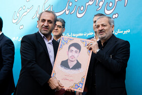 علیرضا کاظمی، وزیر آموزش و پرورش در مراسم زنگ «استکبار ستیزی»