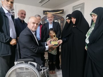 اهدای تندیس قهرمانان گمنام به خانواده سردار شهید حاجی‌زاده و جانباز سیدحسین موسوی