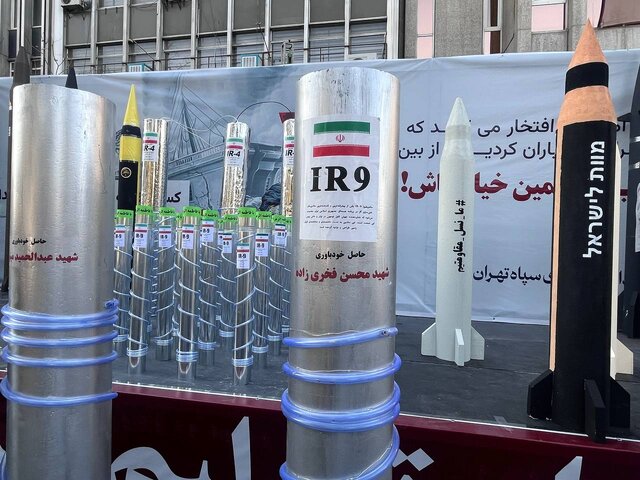 نمایش موشک و سانتریفیوژهای ایرانی در حاشیه راهپیمایی ۱۳ آبان