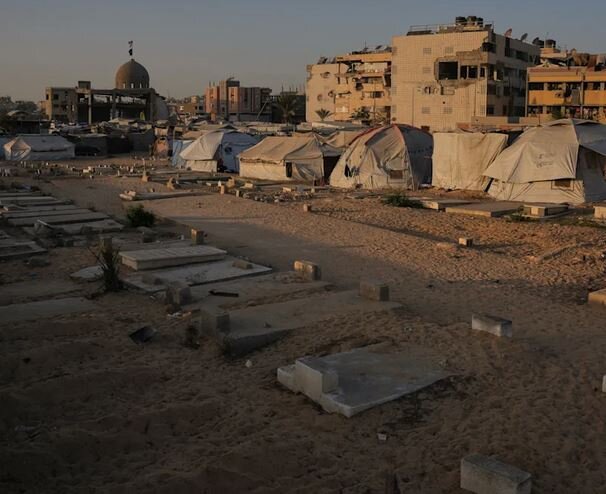 در گورستانهای غزه، زندگی در میان مردگان جریان دارد