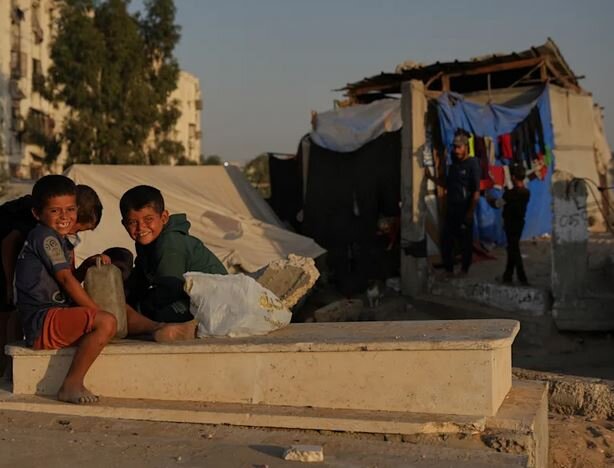 در گورستانهای غزه، زندگی در میان مردگان جریان دارد