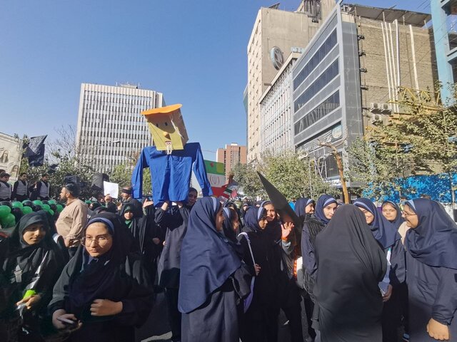 آدمک ترامپ در دست دانشآموزان شرکت کننده در راهپیمایی ۱۳ آبان آدمک ترامپ در دست دانشآموزان شرکت کننده در راهپیمایی ۱۳ آبان