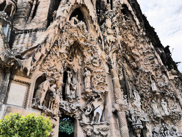 ساگرادا فامیلیا ـ اسپانیا تاثیر مذهب بر معماری شرق و غرب چه بوده است؟