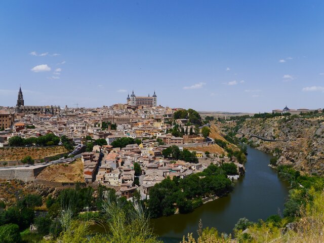 تاثیر مذهب بر معماری شرق و غرب چه بوده است؟