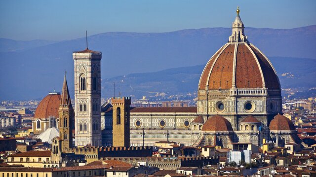 تاثیر مذهب بر معماری شرق و غرب چه بوده است؟